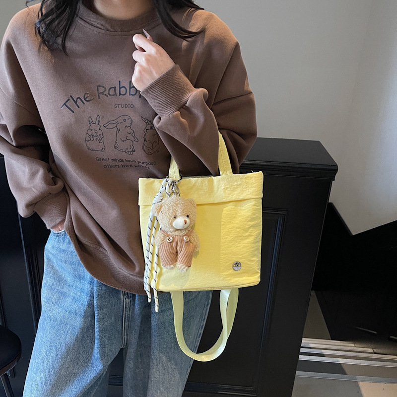 Fashionable hand-carrying casual bucket bag Fashion cartoon bear shoulder bag high-end crossbody bag